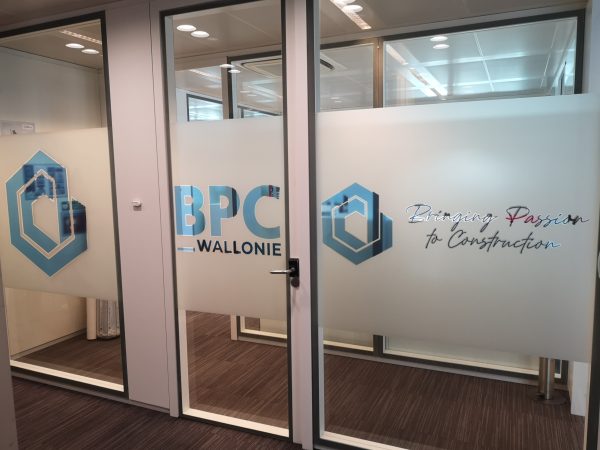 decoupe logo sable habillage interieur translucide bpc