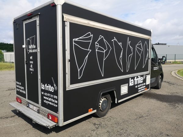 habillage camion foodtruck lettrage covering vinyle noir mat la frite